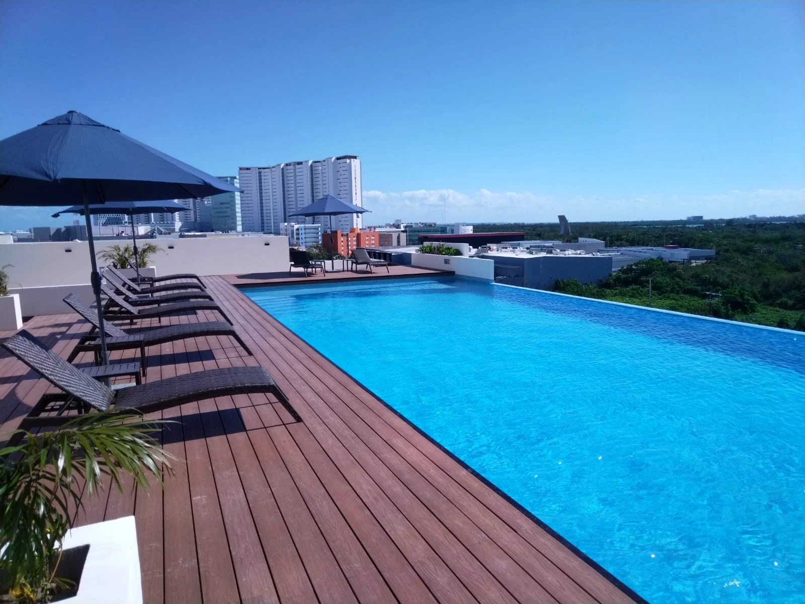 Piscina infinity rooftop de Gadadiva en Cancún